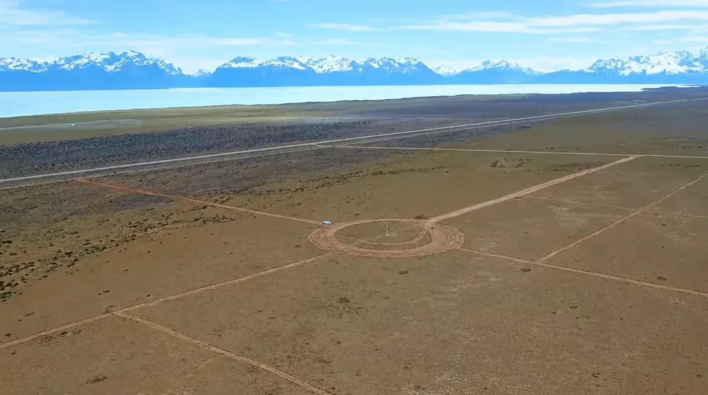 Paisaje patagónico con lago y rotonda-1